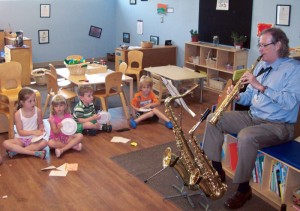 Bob Byrd comparte música con los niños en el Centro de Enriquecimiento Familiar ARMC.